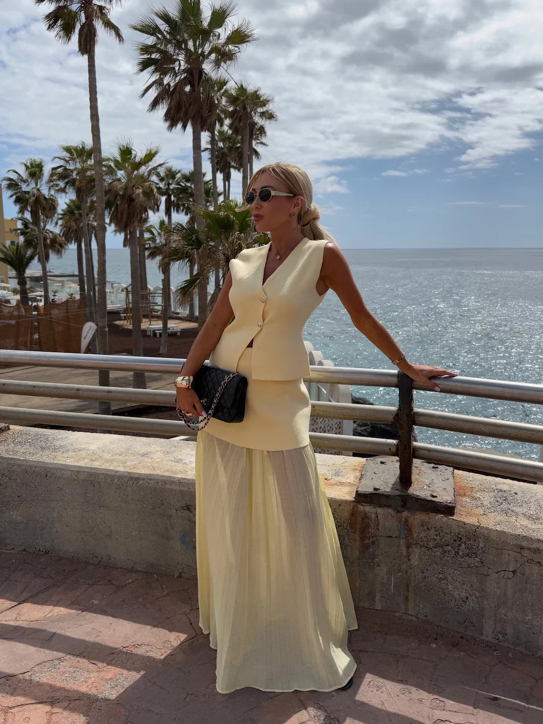VogueVista - V-hals Vest & Plooirok Set