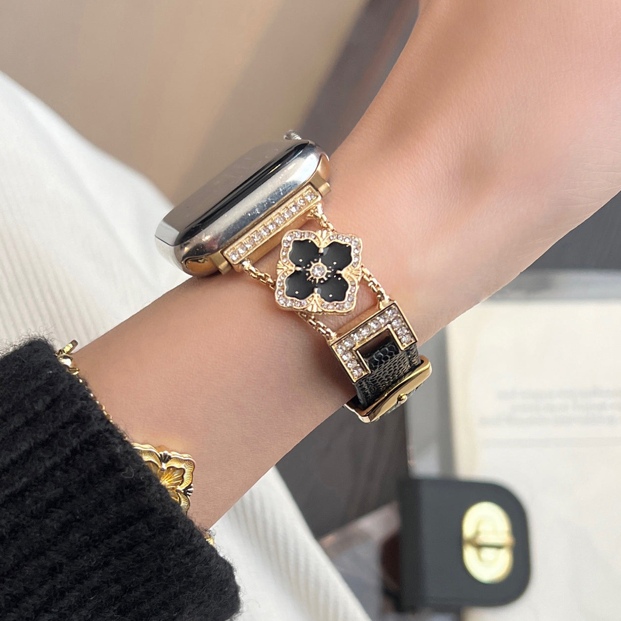 LioraBands™ – Luxe Leren Horlogeband met Kristallen Accenten
