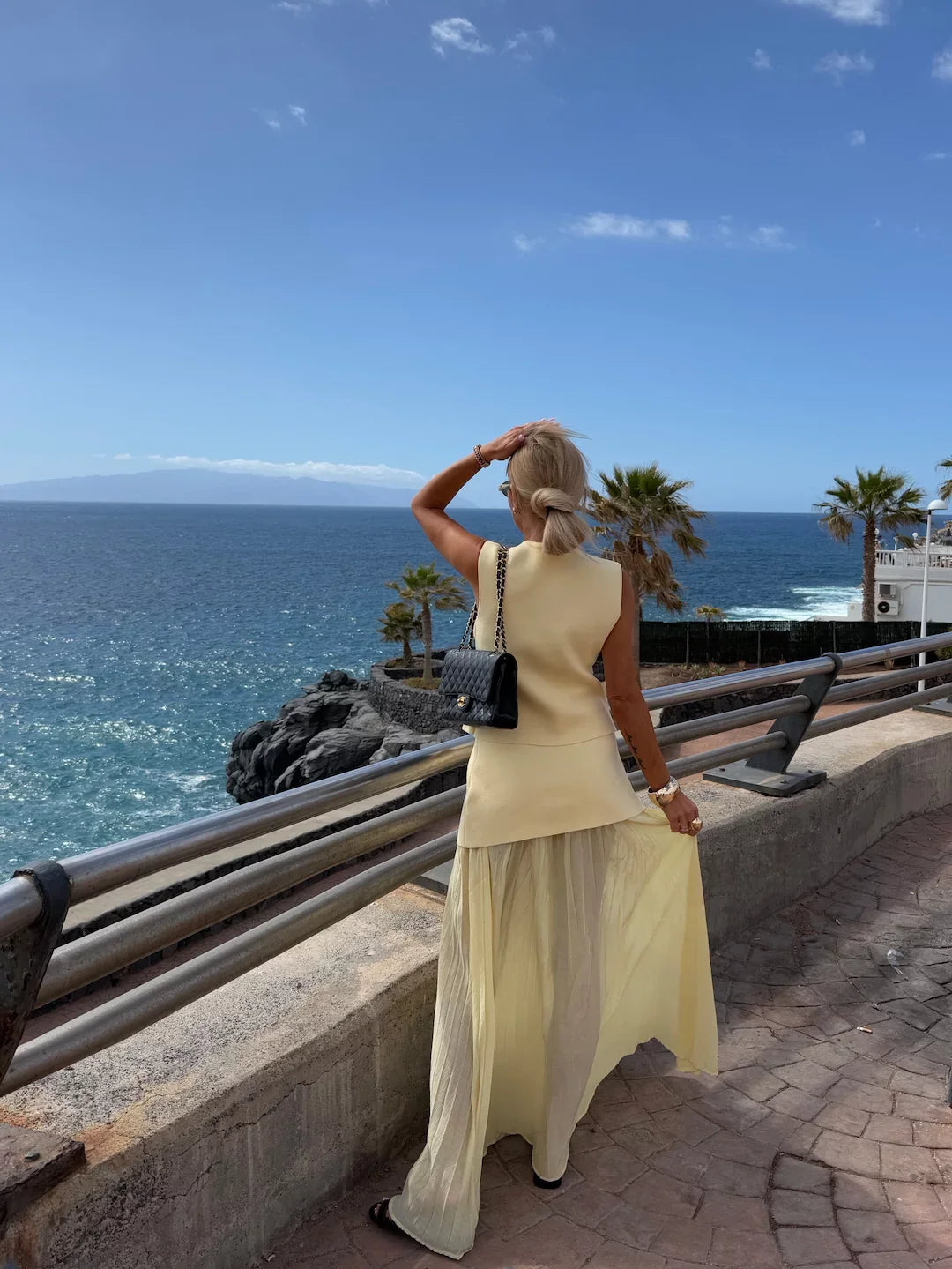 VogueVista - V-hals Vest & Plooirok Set